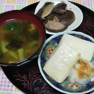 椎茸の煮物とからみ餅とワカメ小松菜の味噌汁の朝食☆